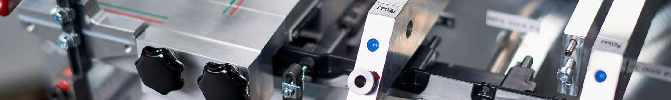 Eine Nahaufnahme von einer Maschine im Prüfmittelbau.